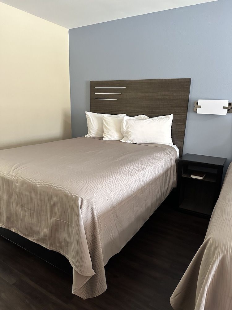 Express Inn & Suites Standard Double Non-Smoking 14