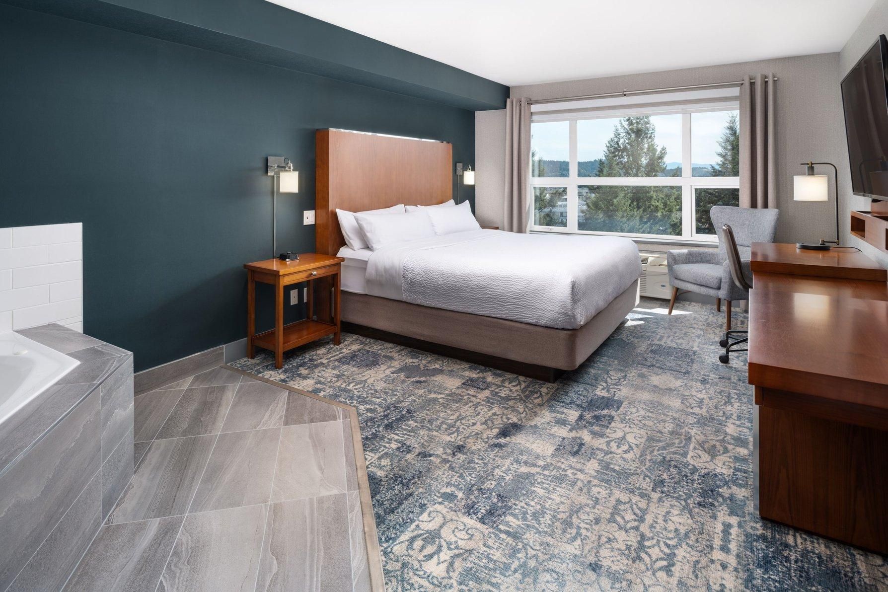 Deluxe Guest room, 1 King, Whirlpool