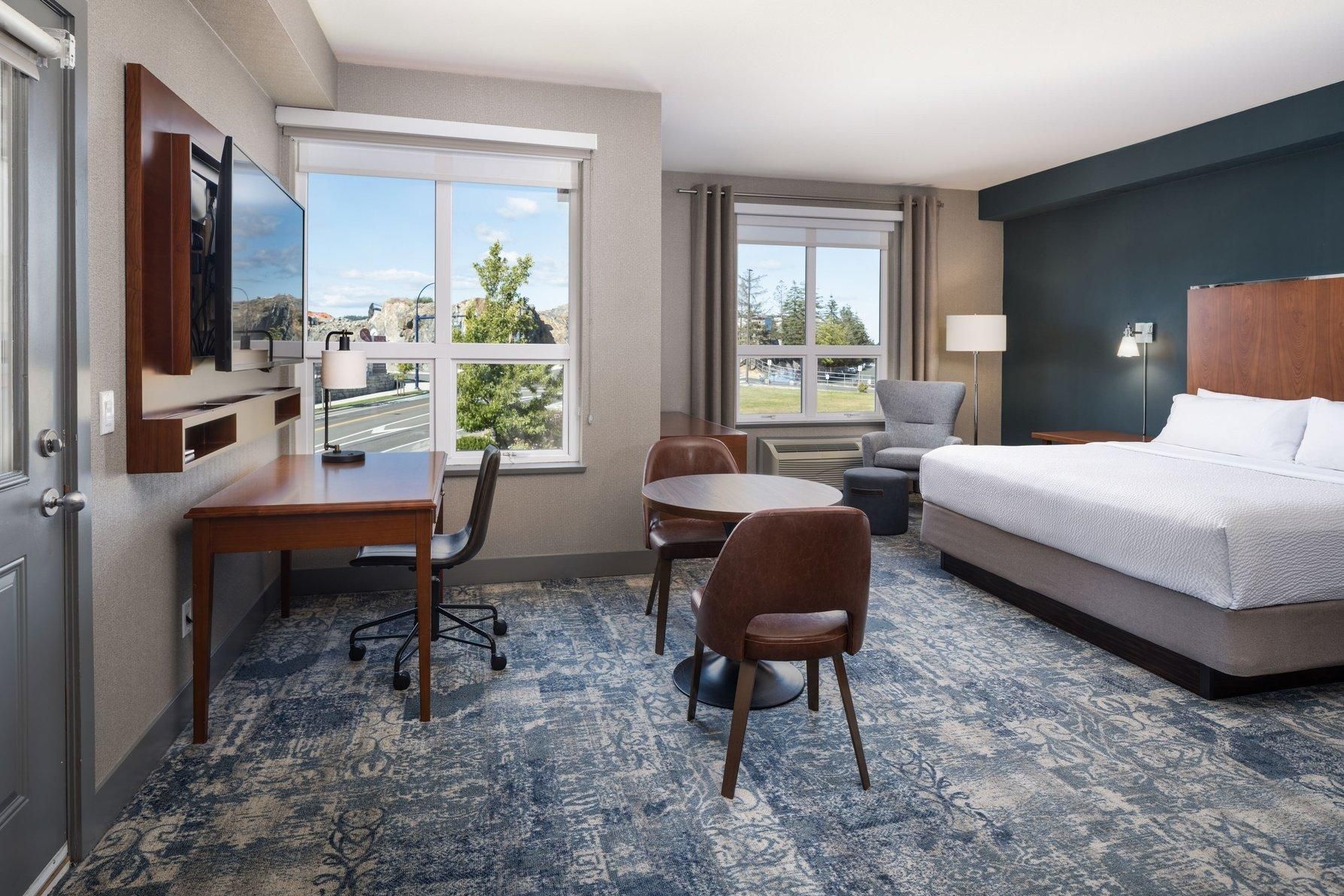 Suite, 1 King, Corner room, Balcony