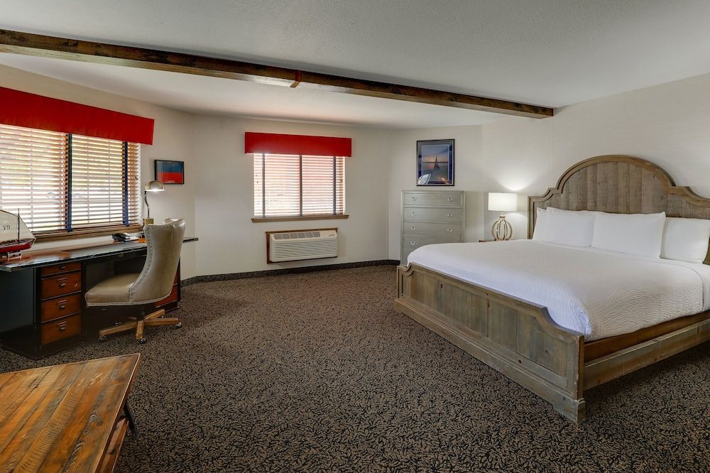 Theme Suite with Fireplace