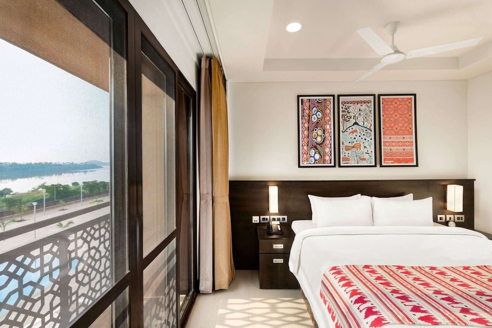 1 King Bed, Mobility Accessible Room, Non-Smoking