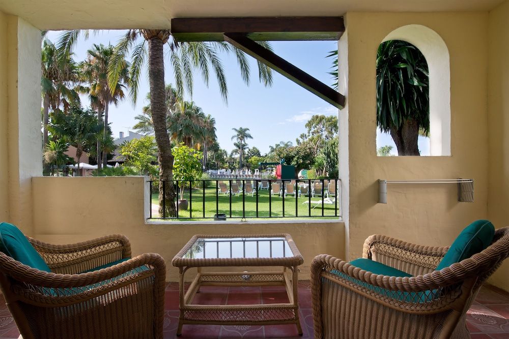 Family Room, Balcony (3 adults + 2 children)