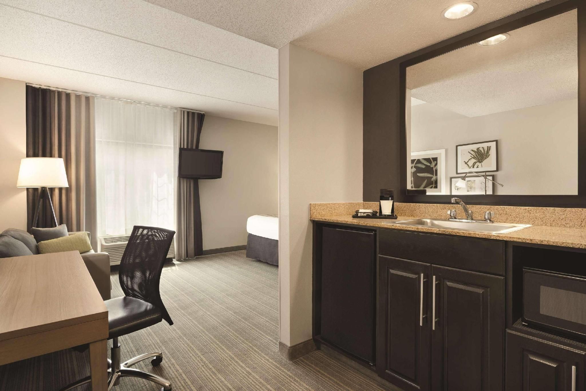 1 King Bed, Suite, Nonsmoking