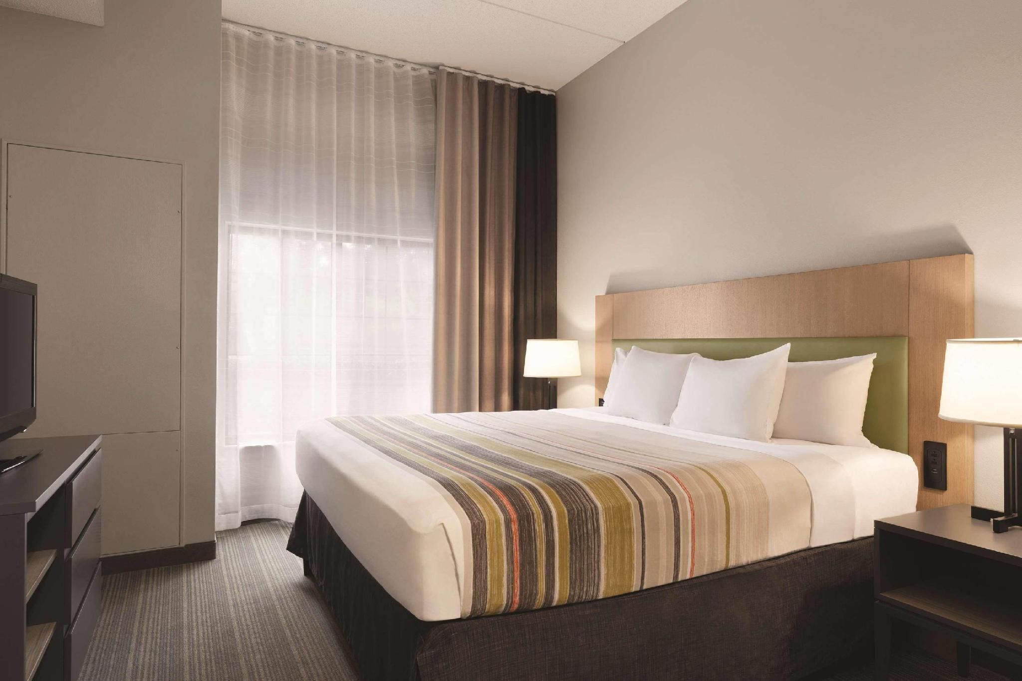 1 King Bed, Suite, Nonsmoking, Upgrade