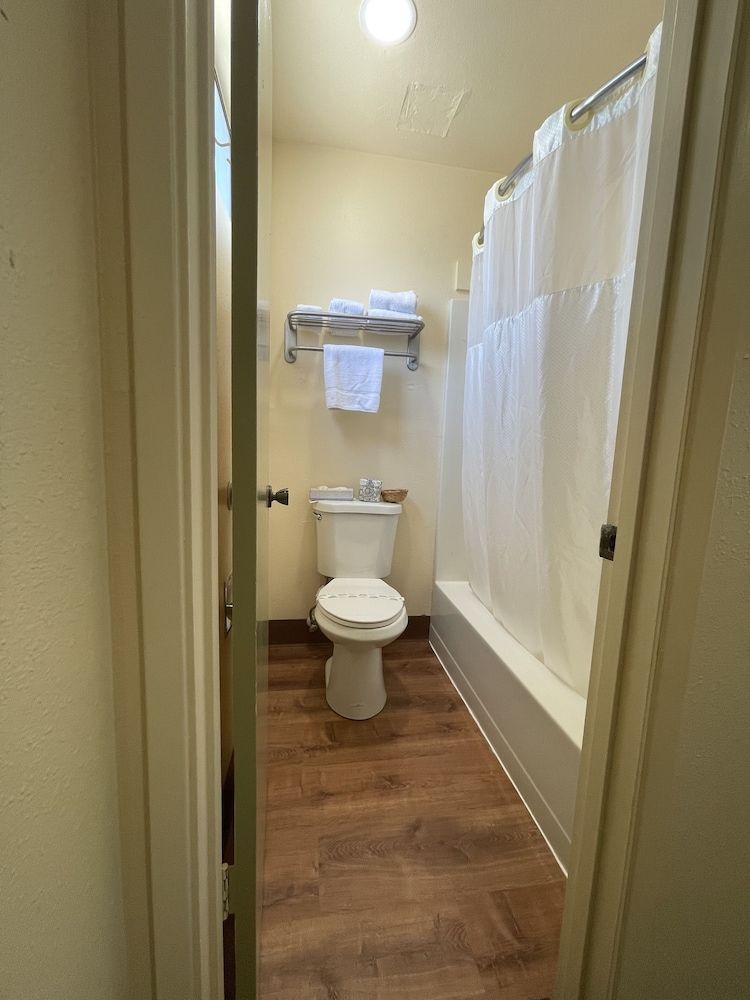 Regency Inn Standard Room, 1 King Bed 6