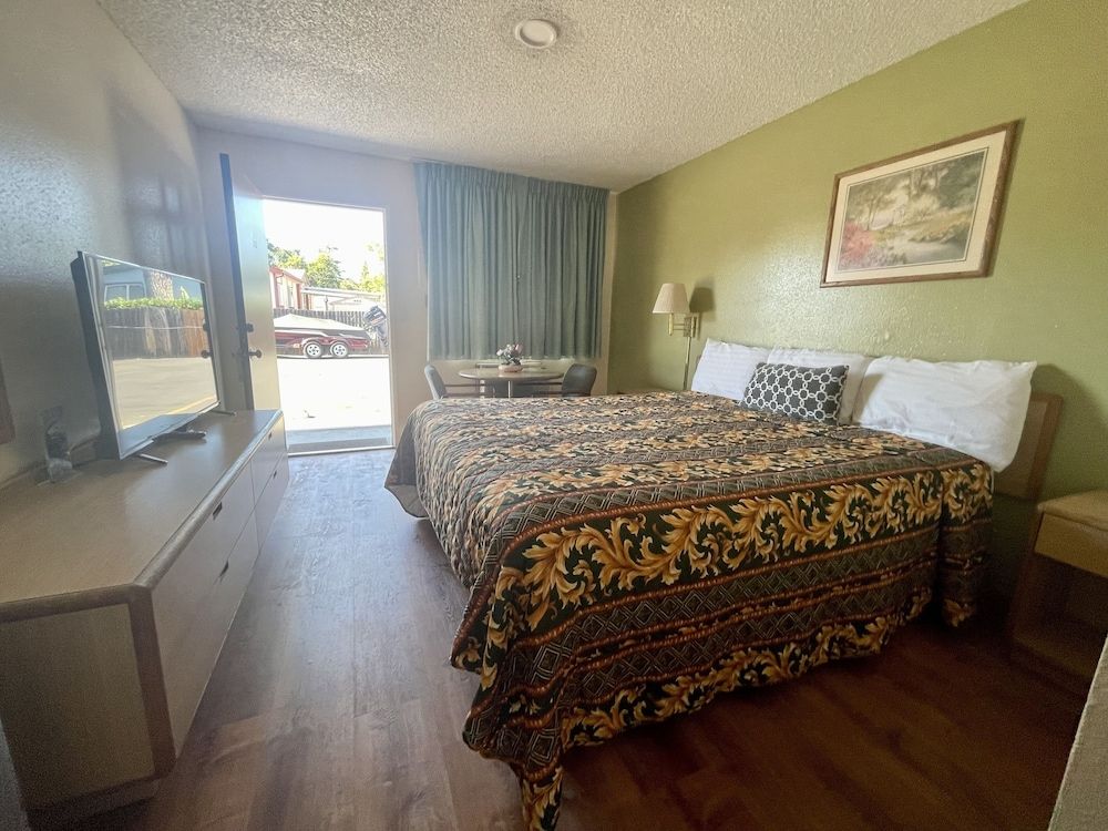 Regency Inn Standard Room, 1 King Bed 3