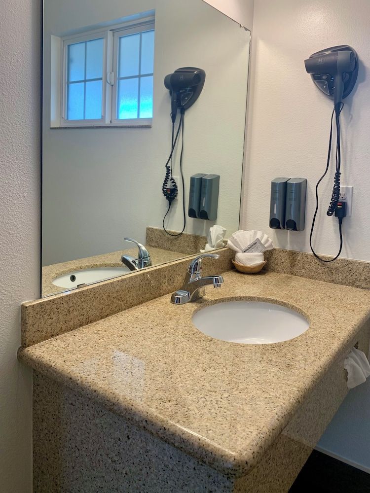 Avalon Inn Downtown Morro Bay Deluxe Room, 1 King Bed, Balcony 6