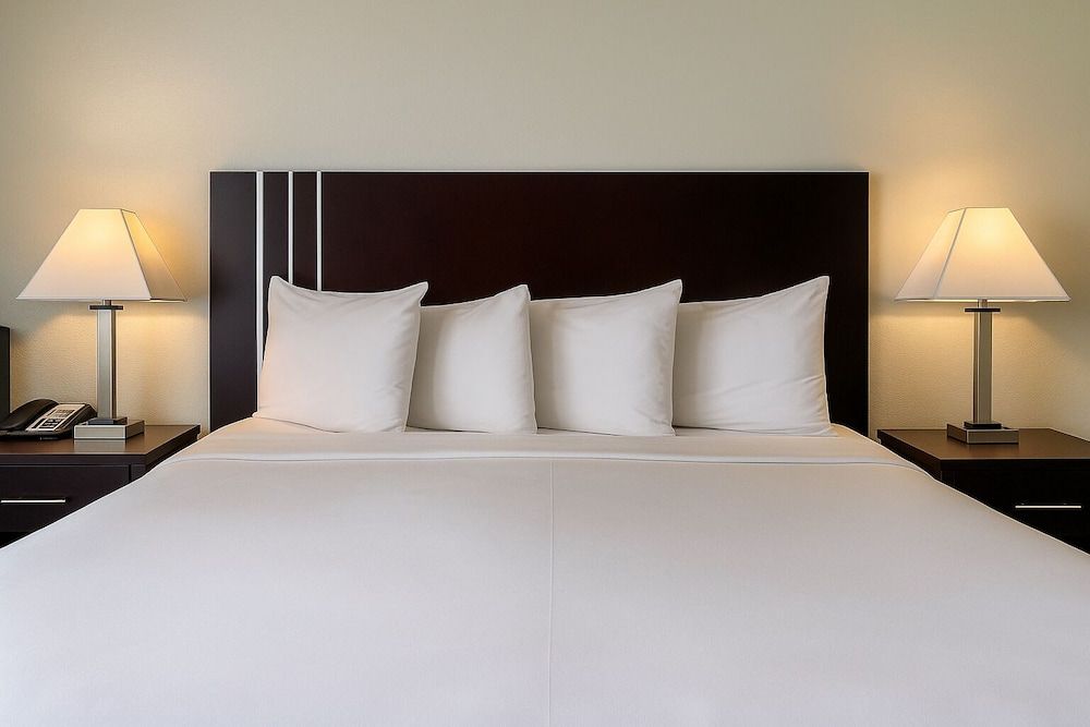 Avalon Inn Downtown Morro Bay Deluxe Room, 1 King Bed, Balcony 3