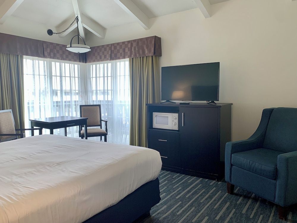 Deluxe Room, 1 King Bed, Balcony, Ocean View