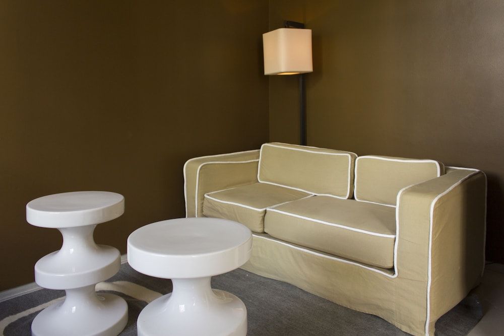 Studio Suite, Corner