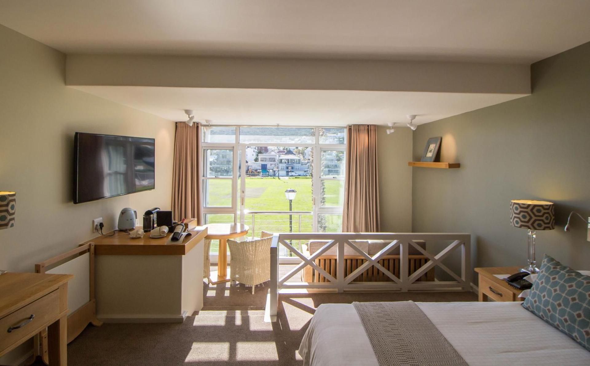 Sea and Mountain Inter-connected Family Room