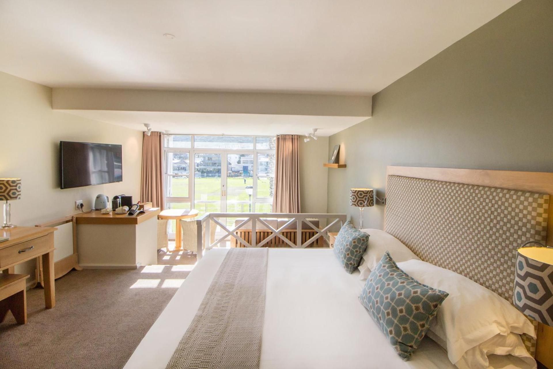 Sea and Mountain Inter-connected Family Room