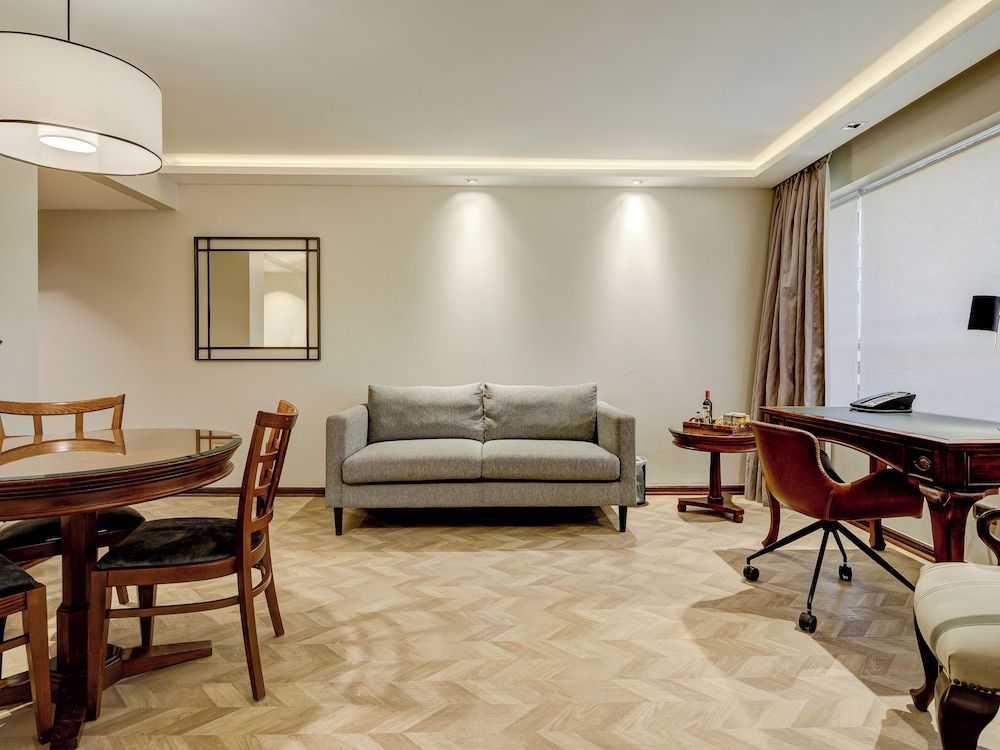 Hotel Plaza El Bosque Ebro Executive Suite, 1 King Bed 6