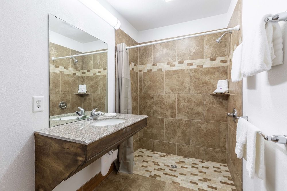 Motel 6 Bryan, TX - University Area Deluxe Room, 1 King Bed, Non Smoking, Refrigerator & Microwave 14