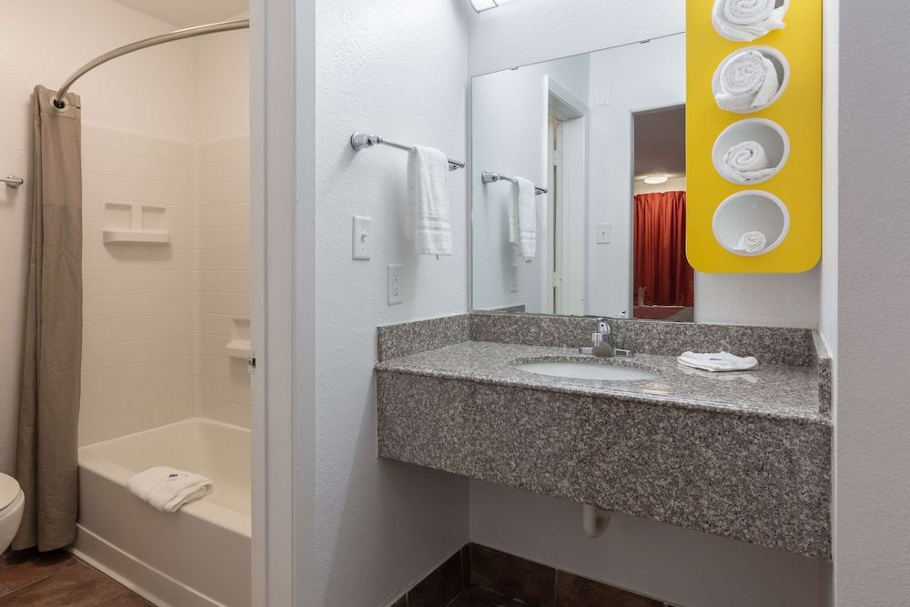 Motel 6 Bryan, TX - University Area Deluxe Room, 2 Double Beds, Accessible, Non Smoking 7