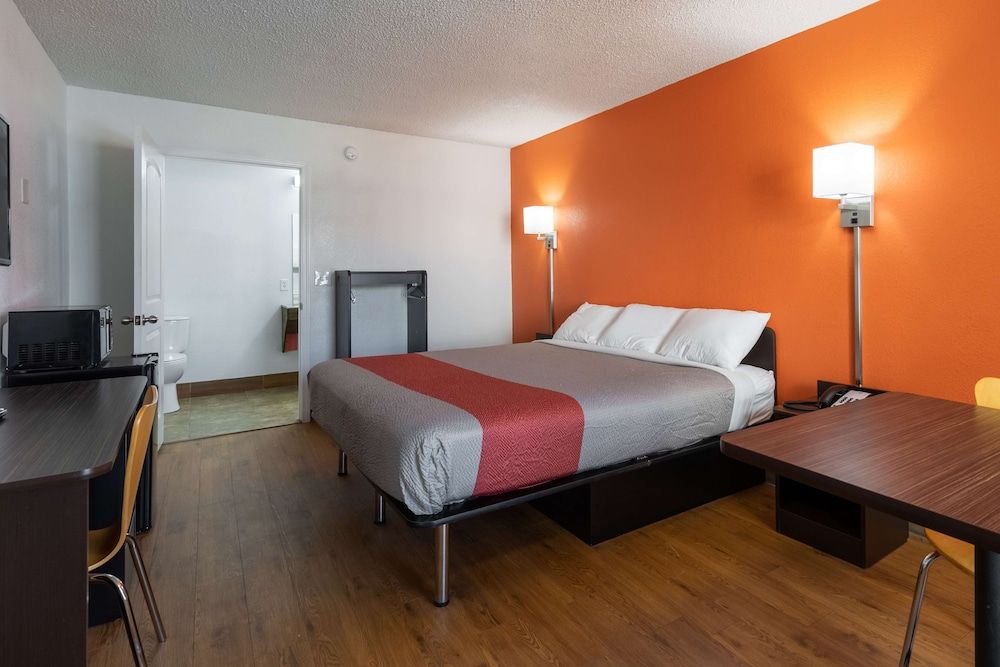 Motel 6 Bryan, TX - University Area Deluxe Room, 1 King Bed, Non Smoking, Refrigerator & Microwave 10