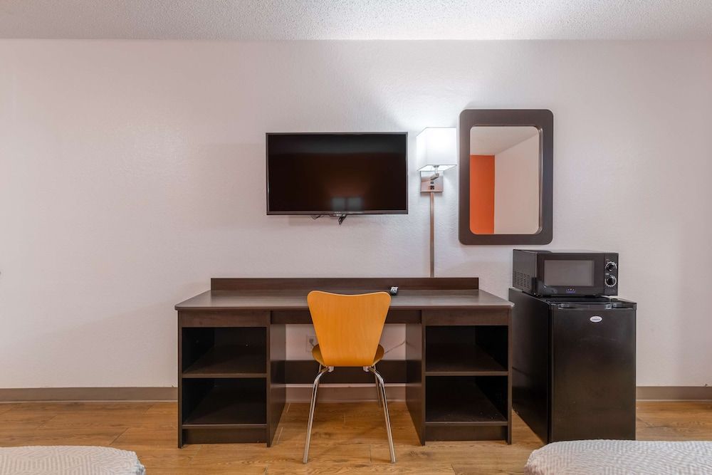Motel 6 Bryan, TX - University Area Deluxe Room, 2 Double Beds, Accessible, Non Smoking 4