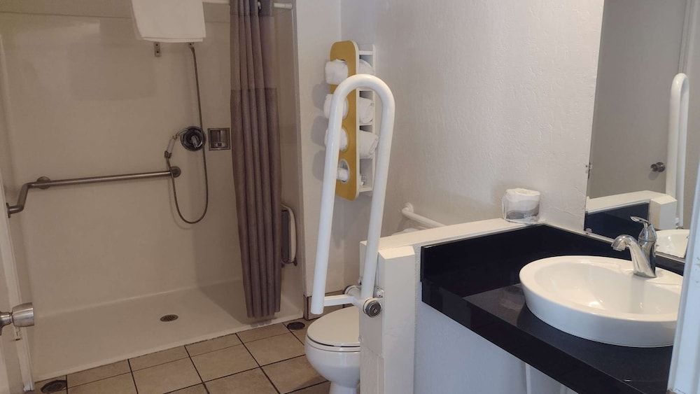 Motel 6 Pismo Beach - Pacific Ocean Standard Room, Multiple Beds, Accessible, Non Smoking 10