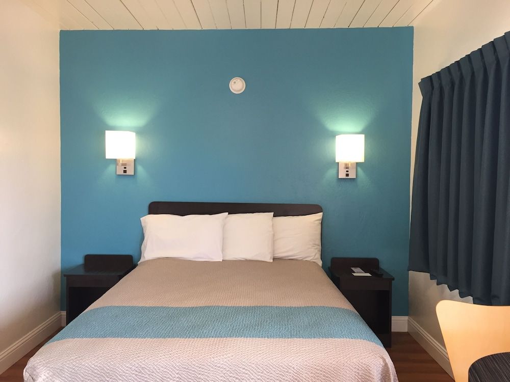 Standard Room, 1 King Bed, Non Smoking, Refrigerator