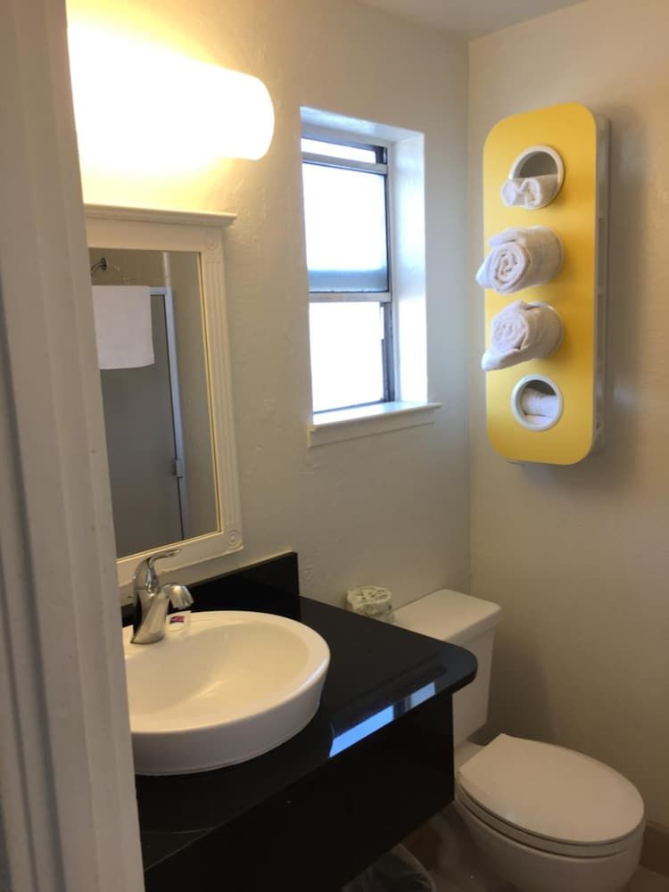 Motel 6 Pismo Beach - Pacific Ocean Deluxe Room, 1 Queen Bed, Non Smoking, Hot Tub 9