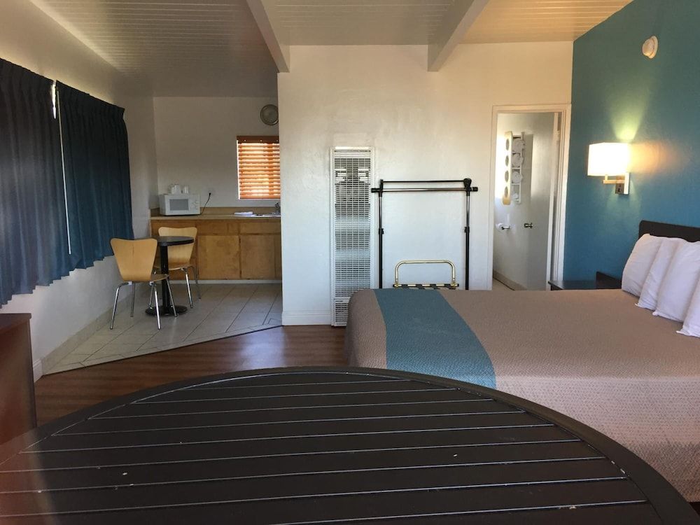 Motel 6 Pismo Beach - Pacific Ocean Deluxe Room, 1 Queen Bed, Non Smoking, Hot Tub 12