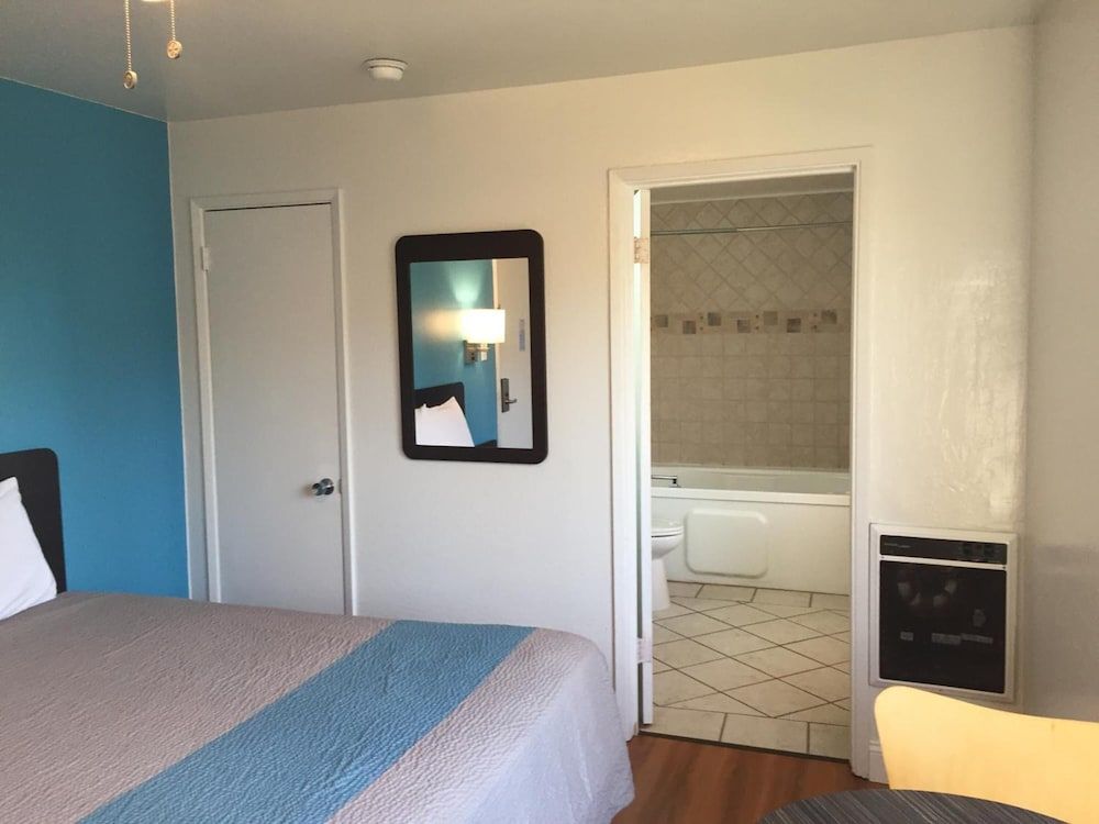 Motel 6 Pismo Beach - Pacific Ocean Deluxe Room, 1 Queen Bed, Non Smoking, Hot Tub 13