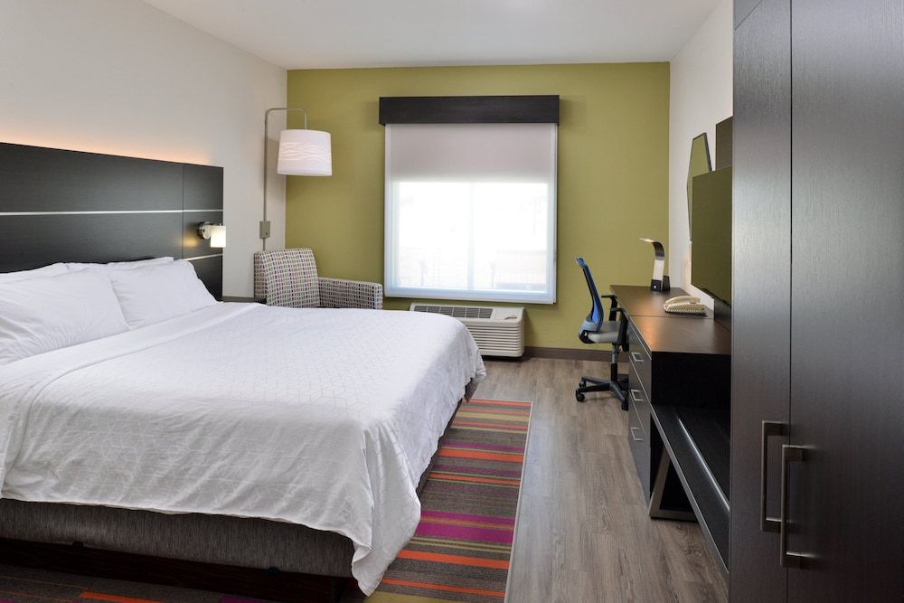 Standard Room, 1 King Bed, Accessible (Communications, Mobil, Roll in Shower)