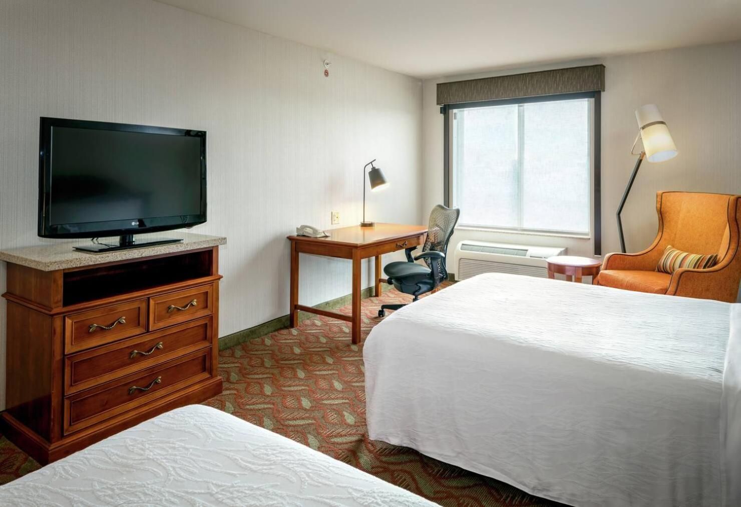 2 Queen Mobility/Hearing Accessible w/Bathtub