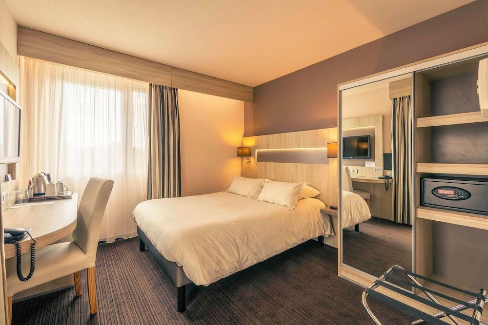 Best Western Marseille Aeroport Comfort Room, 1 Queen Bed, Non Smoking, Pool View