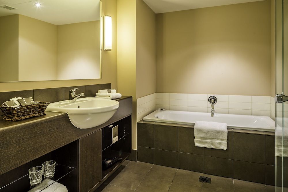 Bolton Hotel Suite, 1 Bedroom 6