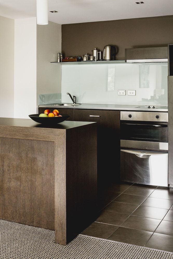 Bolton Hotel Suite, 1 Bedroom 3