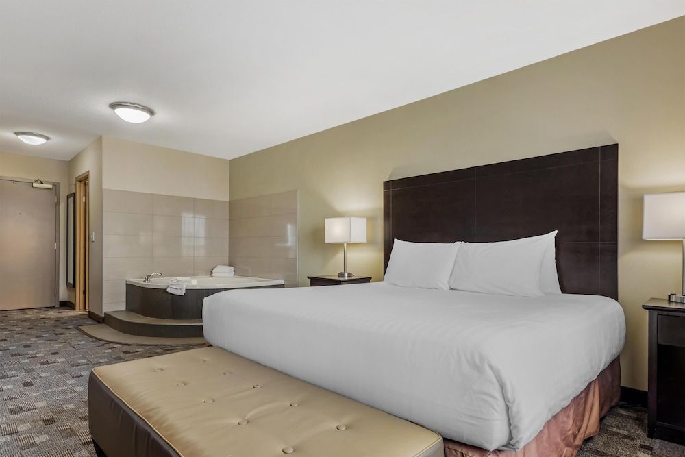 Best Western Plus Red Deer Inn & Suites Suite, 1 King Bed, Non Smoking, Jetted Tub (with Sofabed) 4