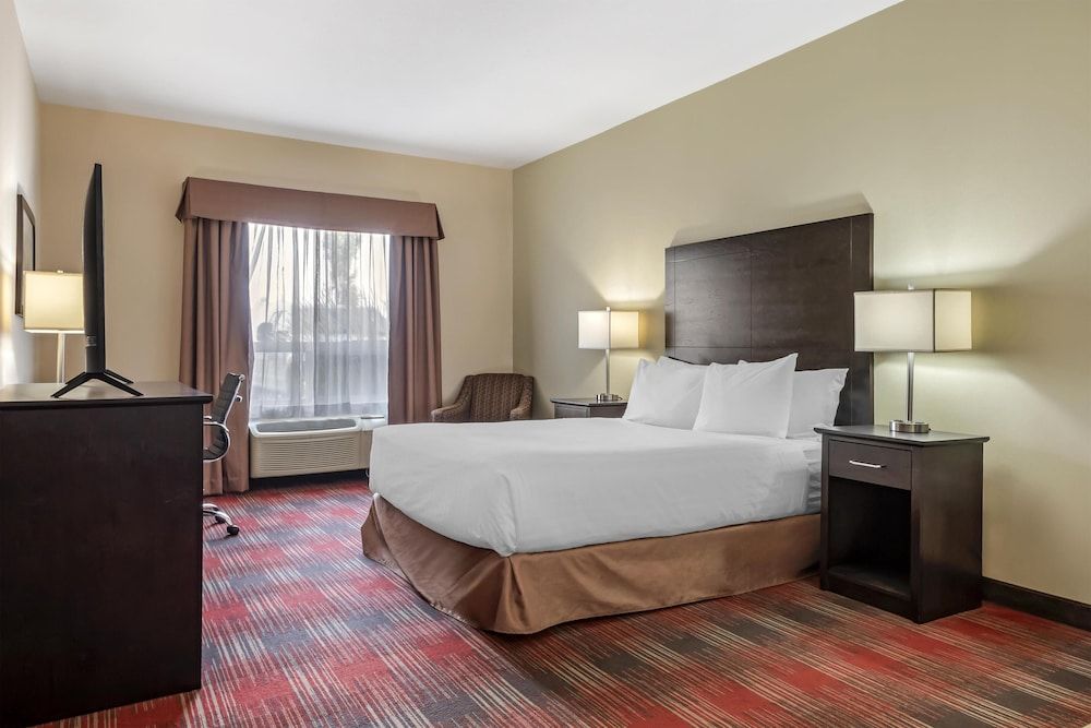 Best Western Plus Red Deer Inn & Suites Standard Room, 1 Queen Bed, Accessible, Refrigerator & Microwave 2