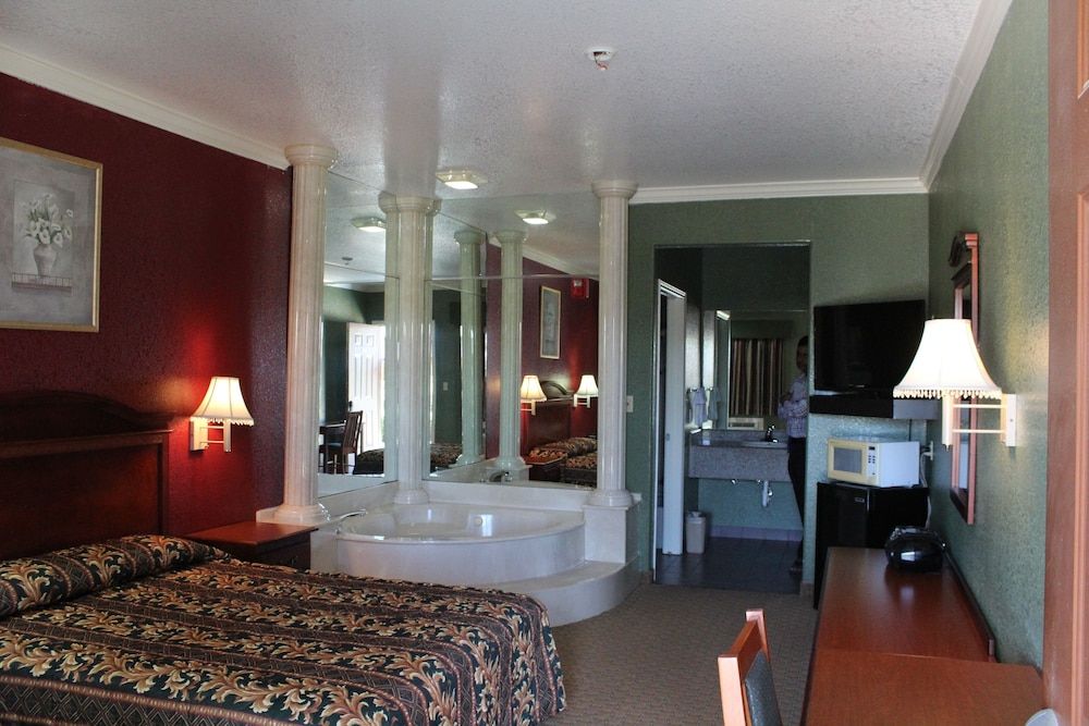 Budget Inn Standard Room, 1 Queen Bed, Jetted Tub 3