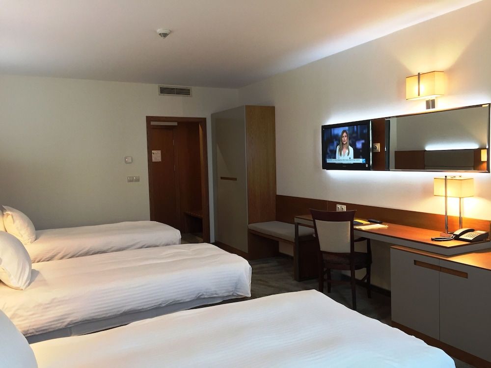 Golden Tulip Varna Standard Room, 3 Twin Beds 3