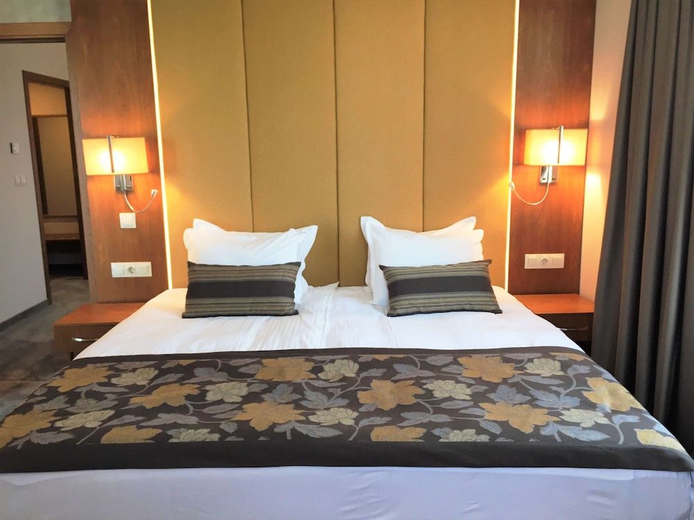 Golden Tulip Varna Standard Suite, 1 King Bed 5