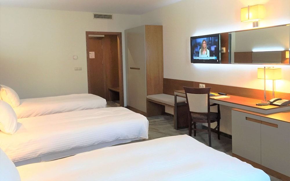 Golden Tulip Varna Standard Room, 3 Twin Beds 5