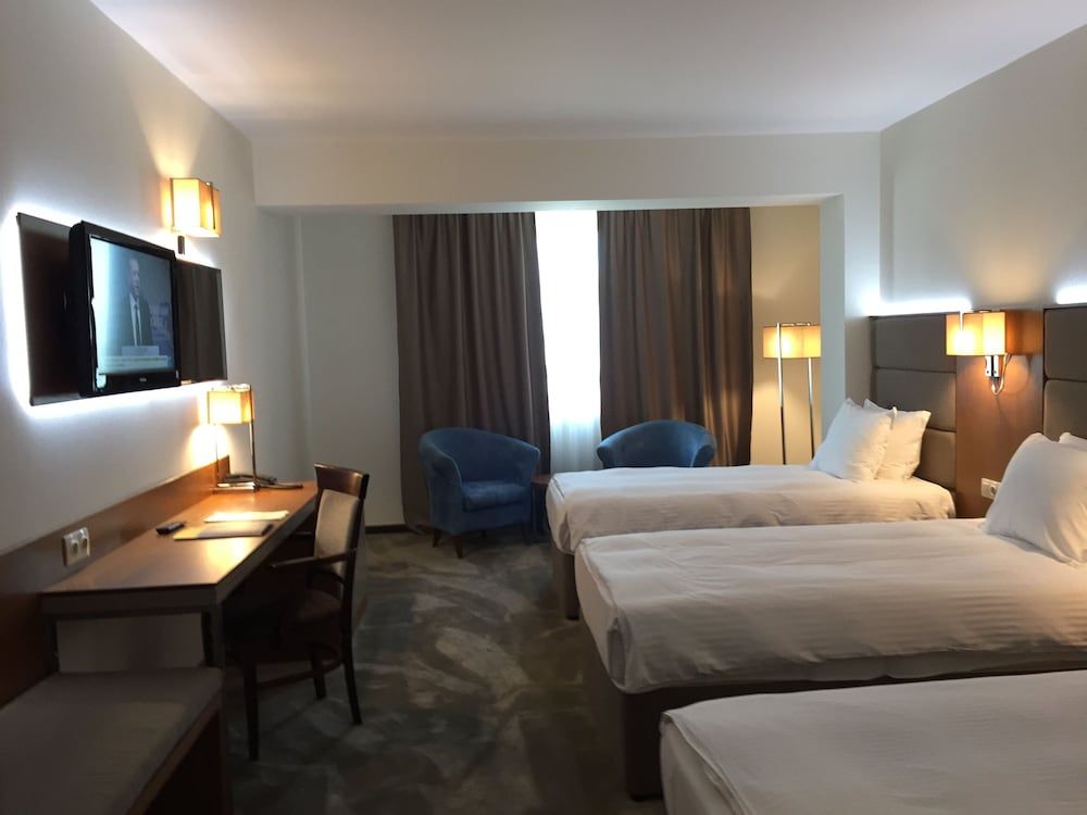 Golden Tulip Varna Standard Room, 3 Twin Beds 2