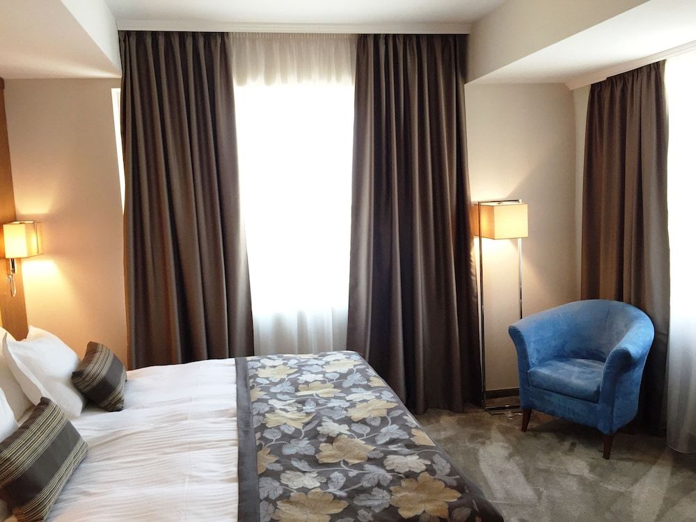 Golden Tulip Varna Standard Suite, 1 King Bed 3