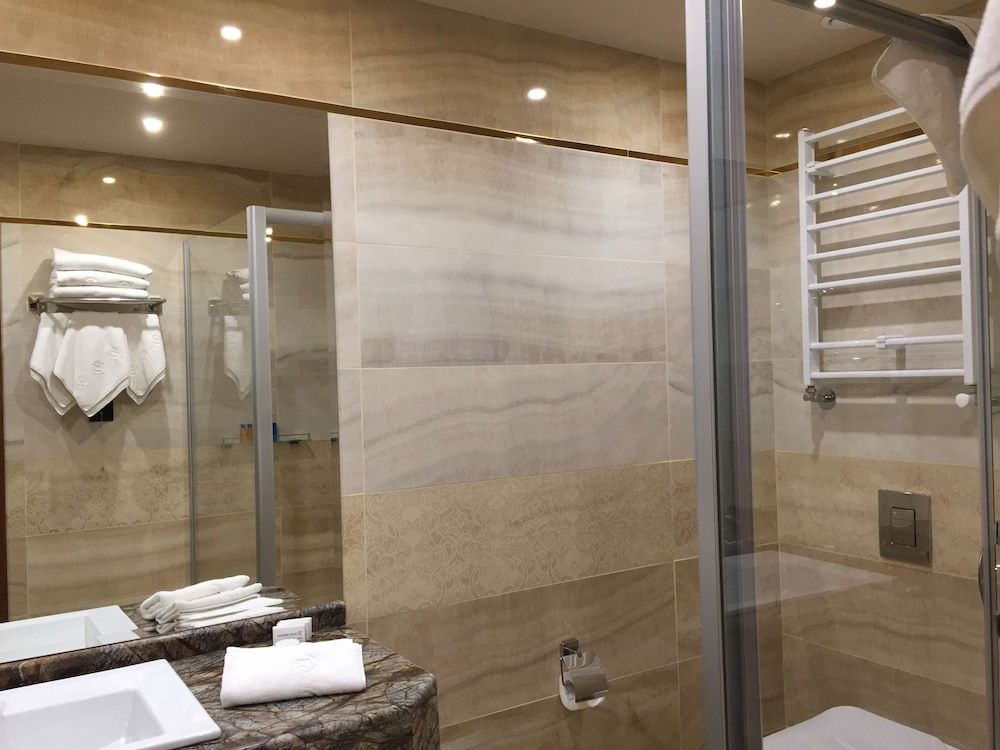 Golden Tulip Varna Standard Room, 3 Twin Beds 9