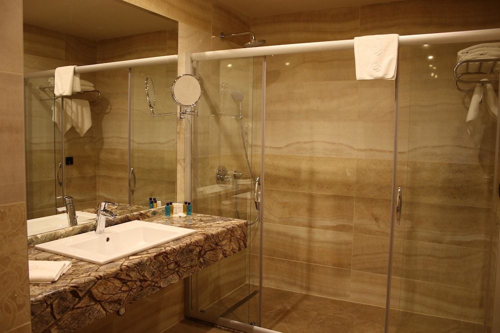 Golden Tulip Varna Standard Room, 3 Twin Beds 6