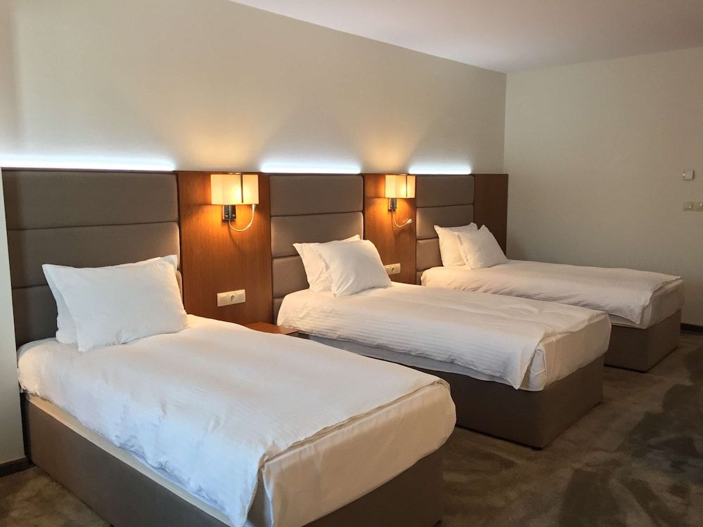 Golden Tulip Varna Standard Room, 3 Twin Beds 4