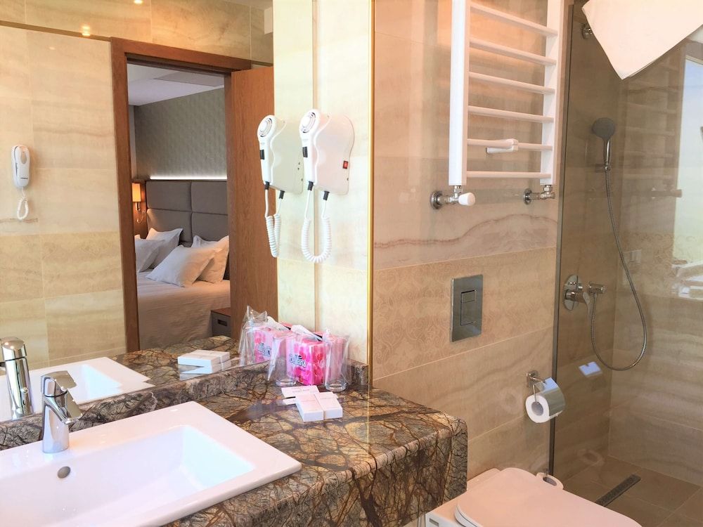 Golden Tulip Varna Standard Suite, 1 King Bed 10