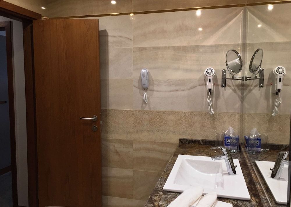 Golden Tulip Varna Standard Room, 3 Twin Beds 7