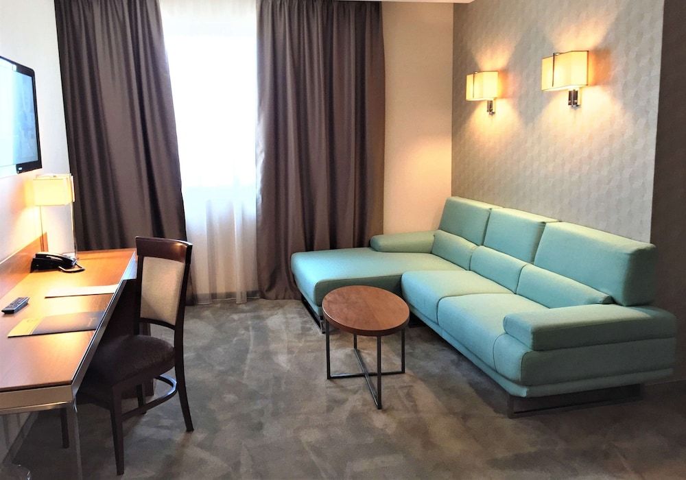 Golden Tulip Varna Standard Suite, 1 King Bed 4