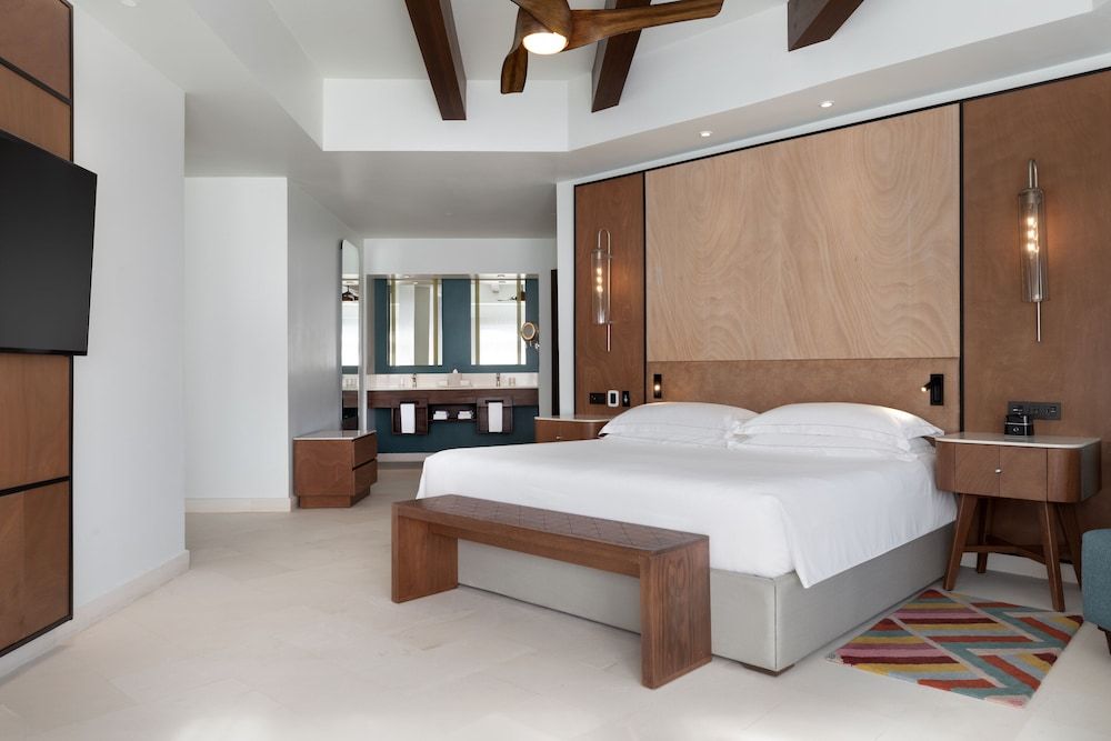 One-Bedroom Suite Oceanfront - 1 King Bed