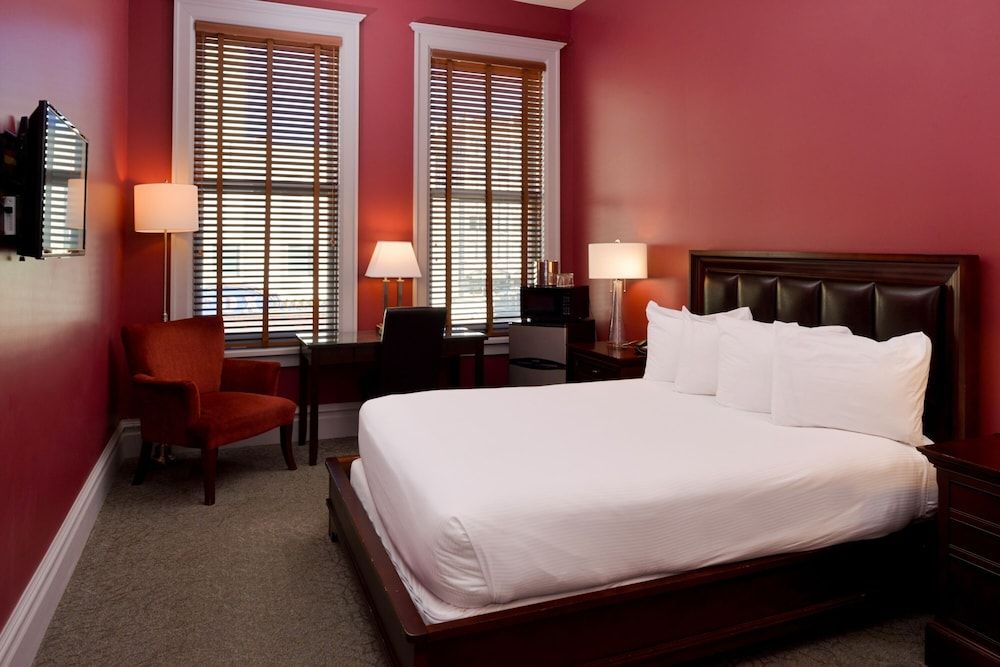 Montvale Hotel Standard King 3