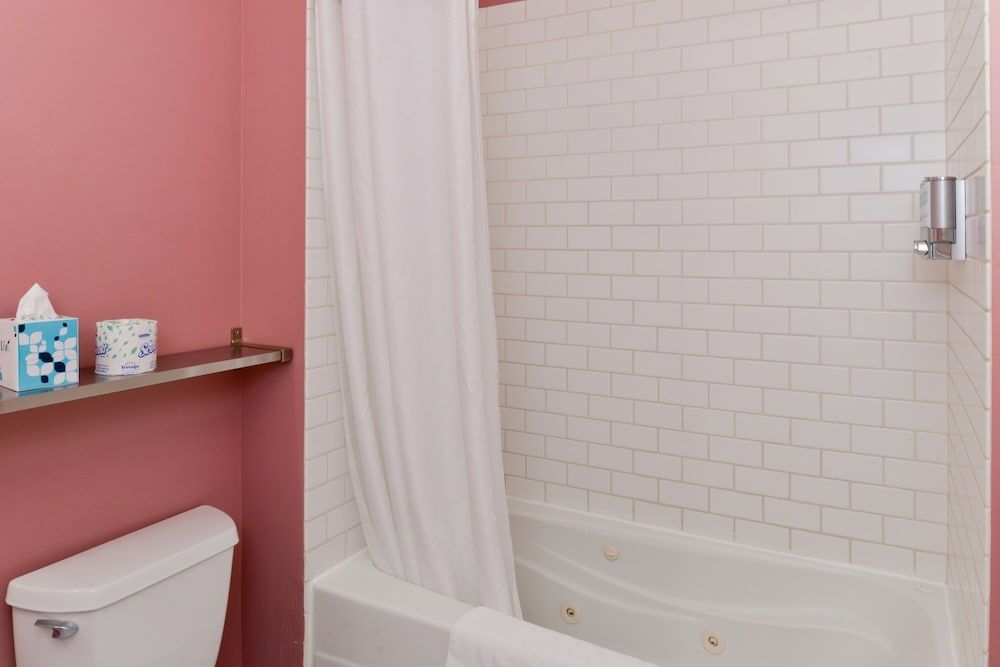 Montvale Hotel Standard Queen 5