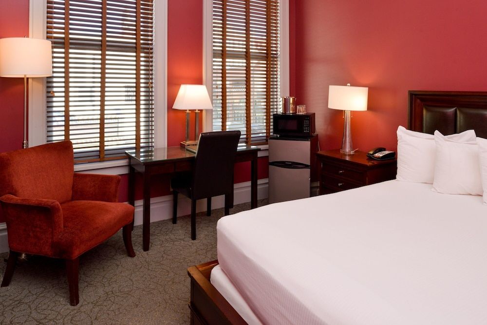 Montvale Hotel Standard King 2