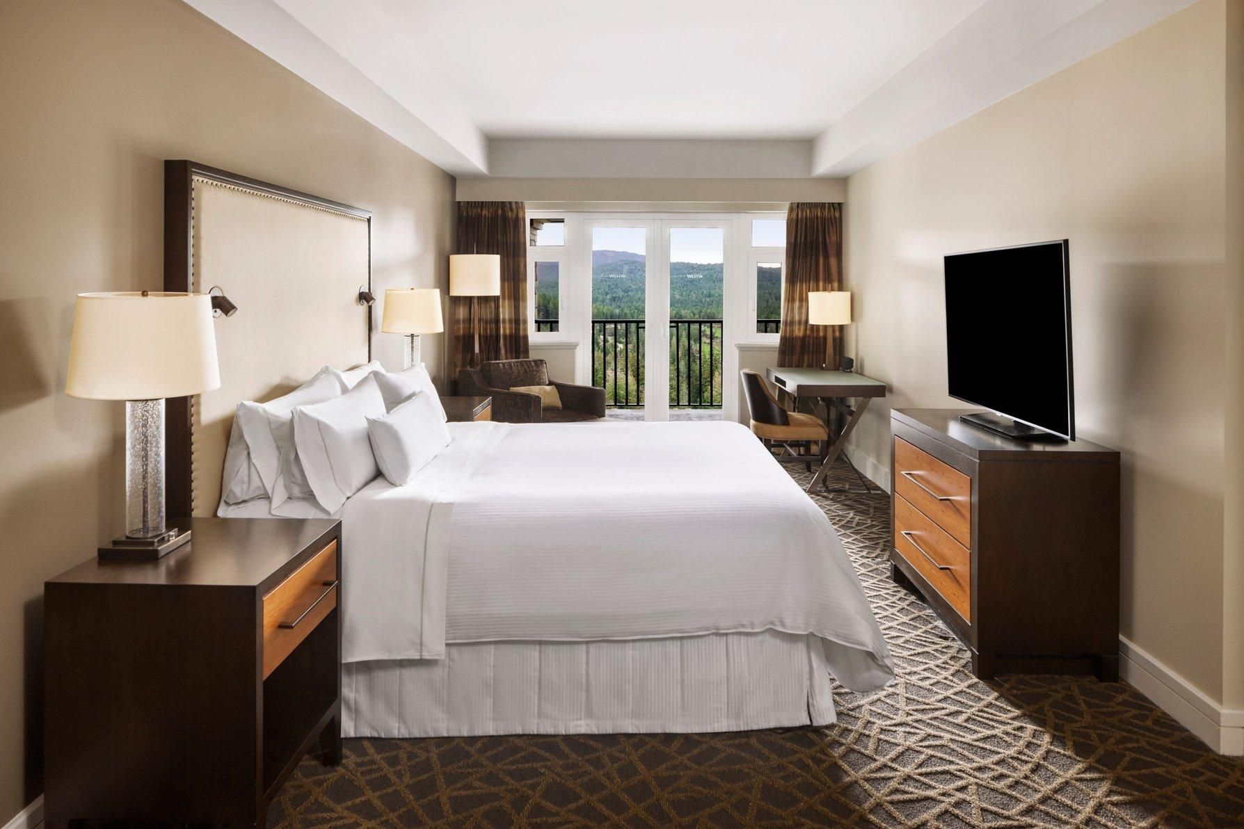 1 Bedroom Suite, 1 King, Sofa Bed, Golf View, Corner Room, Balcony, Fireplace